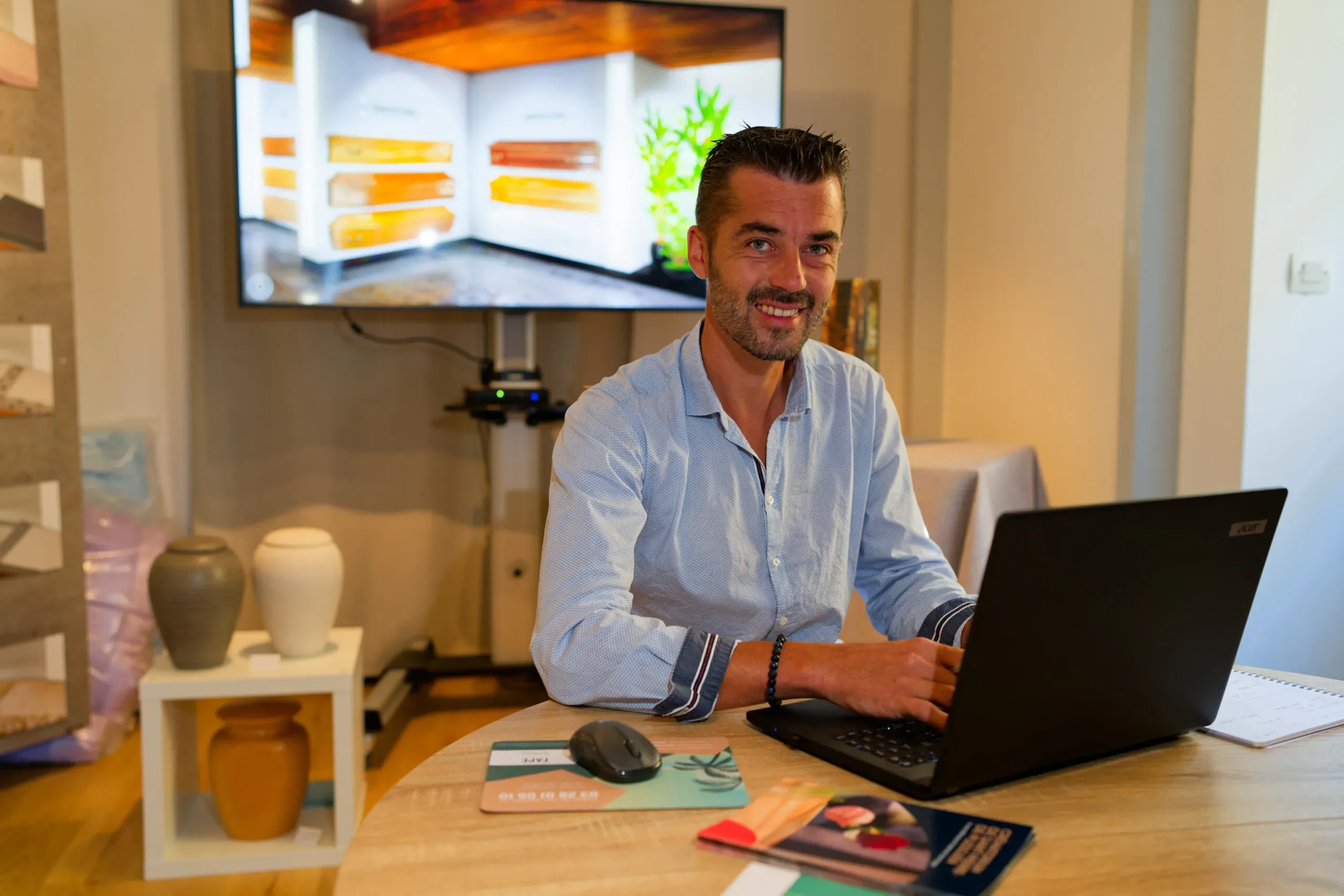 Un conseiller des Pompes Funèbres de l'Adour à son bureau devant son ordinateur.